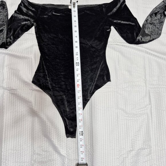 Tobi  Black Velvety Off the Shoulder Bodysuit Unisex Size M - Picture 5 of 8